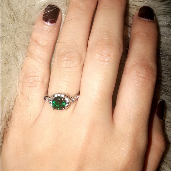 EMERALD & CRYSTAL PROMISE RING - Picture 4 of 8